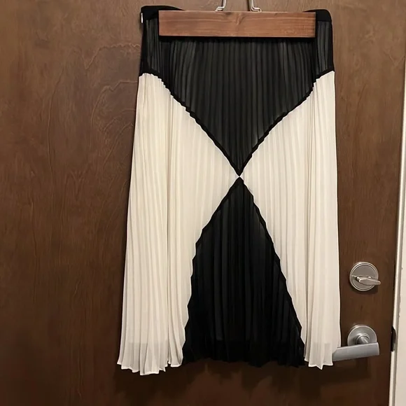 Halogen Chic Two-Tone Pleated Midi Skirt - Size 8 - Picture 5 of 8
